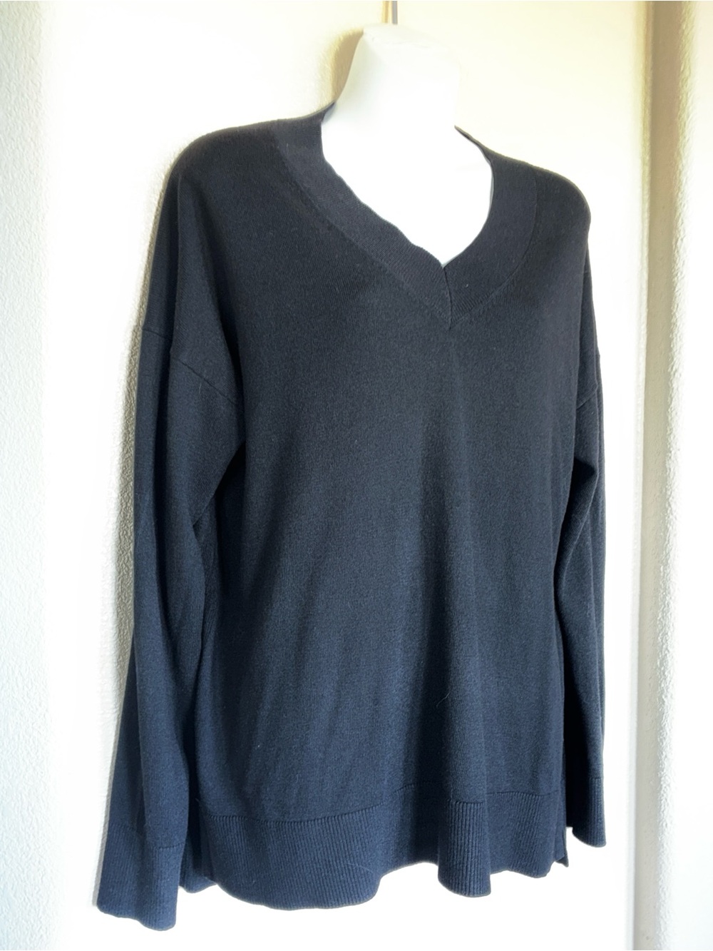 Matty M Sweater women's M, Black V-Neck, side slits, ribbed cuffs/neck/hem. Euc
